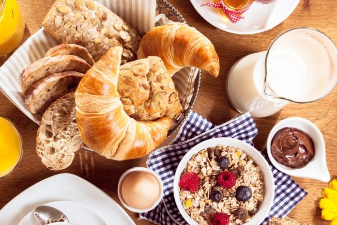 Ein reich gedeckter Frühstückstisch bietet zwar viel Auswahl, doch nicht immer sind die Lebensmittel auch energiereich. / Source: Stockcreations/Shutterstock