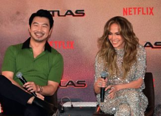 Jennifer Lopez reagiert bei Presse-Termin auf Trennungsgerüchte Jennifer Lopez neben ihrem Co-Star Simu Liu bei der Presse-Konferenz zu ihrem Film "Atlas" in Mexiko. / Source: imago/ABACAPRESS