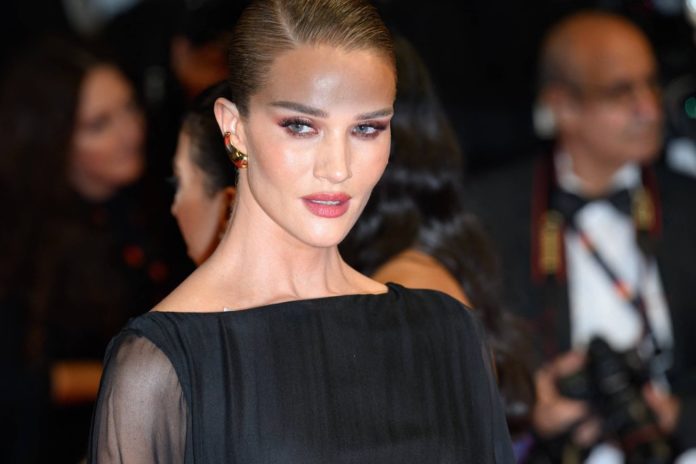 Rosie Huntington-Whiteley teilte ein Nacktbild im Netz. / Source: IMAGO/ABACAPRESS