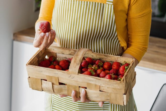 Mit einfachen Tricks bleiben Erdbeeren länger haltbar. / Source: tativophotos/Shutterstock.com