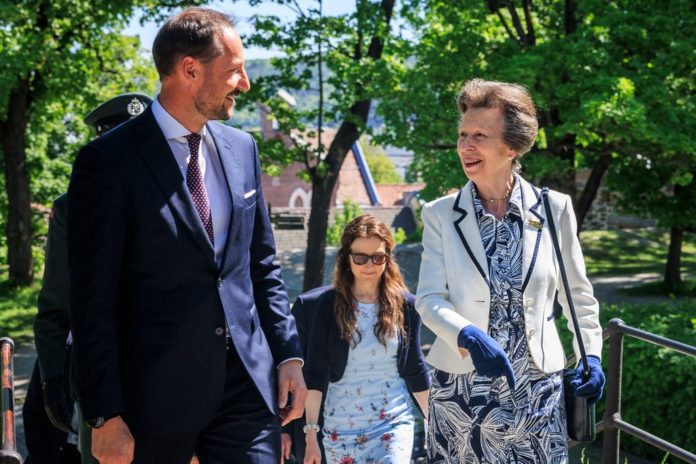 Haakon von Norwegen mit seiner Patentante, Prinzessin Anne. / Source: Per Ole Hagen/Getty Images