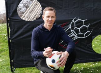 Jochen Breyer: Wie der Moderator Job und Nachhaltigkeit zusammenbringt Jochen Breyer engagiert sich vor der EM in einer Lichtrecycling-Kampagne. / Source: Lightcycle