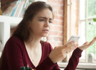 Nächste Masche: So nutzen Betrüger Netflix-Neuerungen für ihre Zwecke Ärger programmiert: Betrüger versenden angebliche Netflix-E-Mails. / Source: fizkes/Shutterstock.com