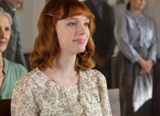 Mamie Laverock in Lebensgefahr: Netflix-Darstellerin stürzt von Balkon Mamie Laverock, hier in einer Szene der Netflix-Serie "Die Coal Valley Saga", stürzte vom Balkon eines Krankenhauses in die Tiefe. / Source: imago images/Everett Collection