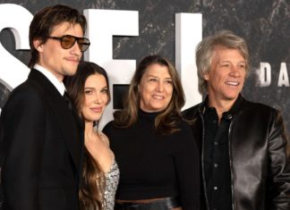 Jon Bon Jovi schwärmt von Hochzeit seines Sohnes Jake Jake Bongiovi (l.), Millie Bobby Brown, Jon Bon Jovi und Dorothea Hurley bei der "Damsel"-Premiere in New York. / Source: imago images/Future Image