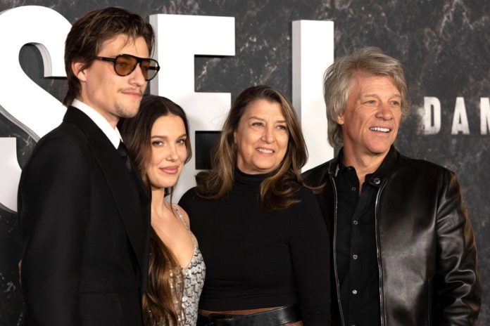 Jake Bongiovi (l.), Millie Bobby Brown, Jon Bon Jovi und Dorothea Hurley bei der 