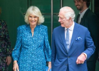 Neues Hobby? König Charles besucht mit Camilla eine Schauspielschule König Charles und Königin Camilla setzten bei ihrem Besuch der Royal Academy of Dramatic Art ganz auf die Farbe Blau. / Source: imago/ZUMA Press Wire