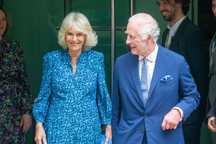 König Charles und Königin Camilla setzten bei ihrem Besuch der Royal Academy of Dramatic Art ganz auf die Farbe Blau. / Source: imago/ZUMA Press Wire