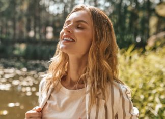 Vom Netz überfordert und immer erreichbar: Zeit für Digital Detox? Viele Menschen sind von der heutigen Informationsflut überfordert. Bringt es etwas, einfach mal kurz ohne Smartphone in der Natur zu entspannen? / Source: Dmytro Zinkevych/Shutterstock.com