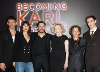 Mit Daniel Brühl: “Becoming Karl Lagerfeld” feiert Premiere in Paris Daniel Brühl (3.v.l.) und seine "Becoming Karl Lagerfeld"-Kollegen. / Source: imago images/Bestimage