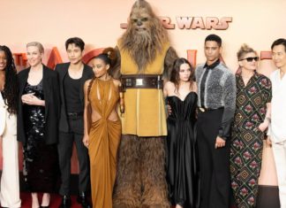 “The Acolyte”-Premiere: Ein Wookiee ist der Star auf dem roten Teppich Der "Star Wars: The Acolyte"-Cast in London. / Source: imago images/Cover-Images