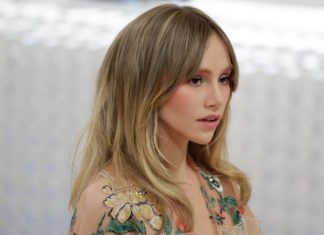 Märchenhaft schön: Der Beauty-Trend Sugar-Plum-Fairy-Make-up im Check Model und Sängerin Suki Waterhouse mit einem märchenhaft-verspielten frischen Make-up-Look in zarten Rosé-Tönen. / Source: IMAGO/UPI Photo