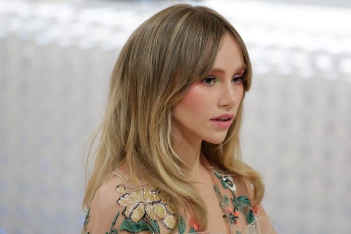 Model und Sängerin Suki Waterhouse mit einem märchenhaft-verspielten frischen Make-up-Look in zarten Rosé-Tönen. / Source: IMAGO/UPI Photo