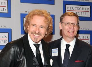 Kein Verrat an Jauch: Thomas Gottschalk schießt gegen Klatschpresse Thomas Gottschalk (l.) stellt Schlagzeile um Kumpel Günther Jauch klar. / Source: imago images/United Archives