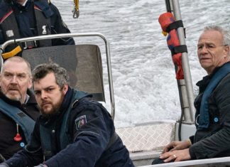 TV-Tipps am Sonntag "Tatort: Hubertys Rache": Wasserschutzpolizei bringt die Kommissare Freddy Schenk (Dietmar Bär, sitzend, l.) und Max Ballauf (Klaus J. Behrendt, r.) zum Ausflugsschiff, das auf dem Rhein entführt wurde. / Source: WDR/Bavaria Fiction GmbH/Thomas