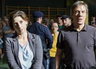 TV-Tipps am Mittwoch "Jeanny - Das fünfte Mädchen": Szabo (Zeynep Buyrac) und Degner (Johann Nikolussi) stoppen die Bürgerwehr. / Source: MDR/ORF/Rowboat/Anjeza Cikopano