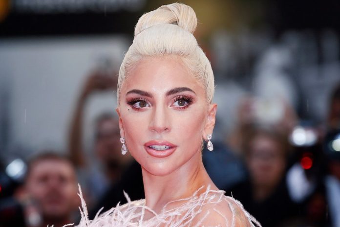 Lady Gaga dementiert Gerüchte um eine mögliche Schwangerschaft auf TikTok. / Source: Andrea Raffin/Shutterstock.com