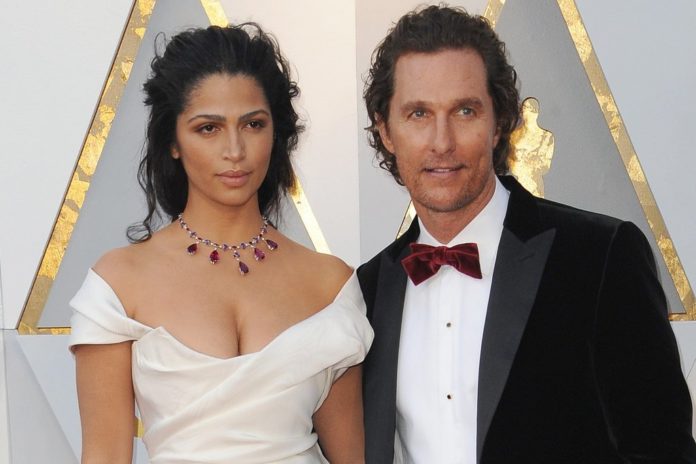 Matthew McConaughey und seine Ehefrau Camila Alves gelten in Hollywood als Traumpaar. / Source: Tinseltown/shutterstock.com