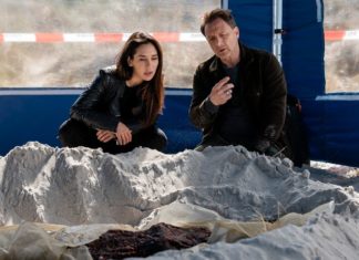 TV-Tipps am Samstag "Dünentod - Ein Nordsee-Krimi": Ceylan (Yasemin Cetinkaya) und Tjark (Hendrik Duryn) untersuchen die Gräber der Opfer. / Source: RTL / Stephan Rabold
