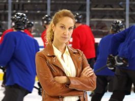 "Der Bozen-Krimi: Familienehre": "Capo" Sonja Schwarz (Chiara Schoras) ermittelt in Bozens Eishockeywelt. / Source: ARD Degeto/Hans-Joachim Pfeiffer