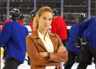 TV-Tipps am Donnerstag "Der Bozen-Krimi: Familienehre": "Capo" Sonja Schwarz (Chiara Schoras) ermittelt in Bozens Eishockeywelt. / Source: ARD Degeto/Hans-Joachim Pfeiffer