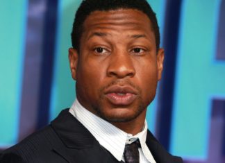 Bei Preisverleihung: Jonathan Majors hält tränenreiche Dankesrede Jonathan Majors verlor in Folge seiner Verurteilung wegen häuslicher Gewalt mehrere Rollen. / Source: Fred Duval/Shutterstock.com