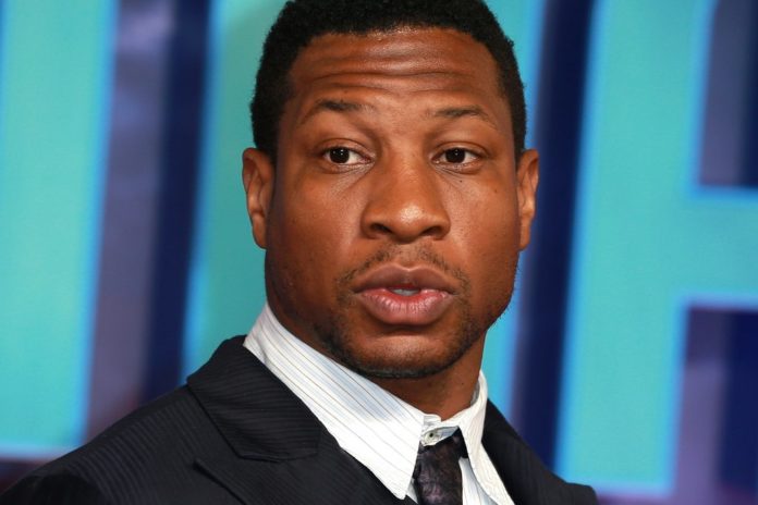 Jonathan Majors verlor in Folge seiner Verurteilung wegen häuslicher Gewalt mehrere Rollen. / Source: Fred Duval/Shutterstock.com