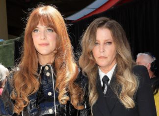 Riley Keough enthüllt Cover und Titel von Lisa Marie Presleys Memoiren Riley Keough (l.) half dabei, die Memoiren ihrer Mutter Lisa Marie Presley fertigzustellen. / Source: imago images/ZUMA Wire