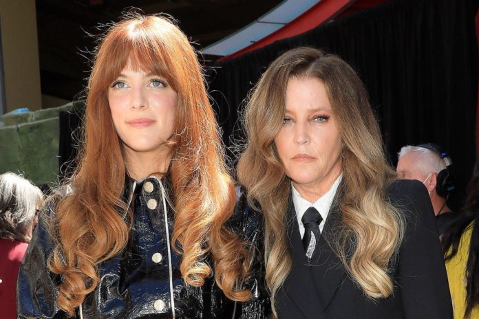 Riley Keough (l.) half dabei, die Memoiren ihrer Mutter Lisa Marie Presley fertigzustellen. / Source: imago images/ZUMA Wire