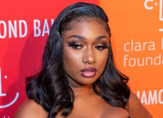 Nach KI-Sextape: Megan Thee Stallion bricht live in Tränen aus Emotional auf der Bühne: Megan Thee Stallion. / Source: lev radin/Shutterstock
