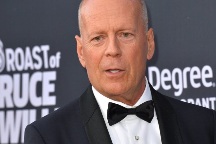 Bruce Willis ist ein Held für seine Töchter. / Source: 2018 Featureflash Photo Agency/Shutterstock.com