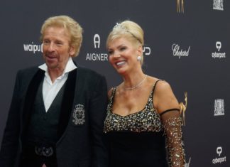 Gottschalk nach Verlobung: “Schön, dass ihr mir das Glück so gönnt!” Thomas Gottschalk mit seiner Lebensgefährtin Karina Mroß auf dem roten Teppich. / Source: imago/Eventpress