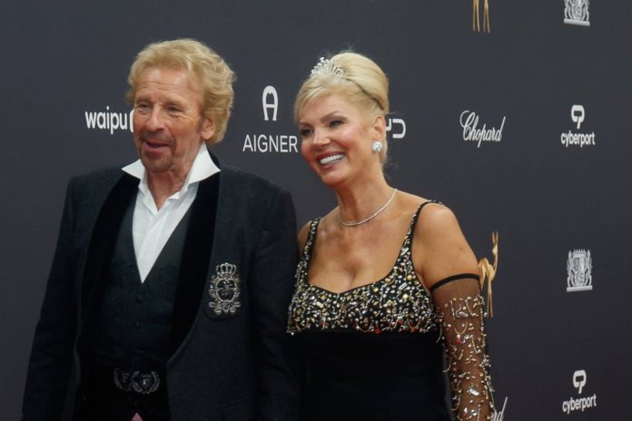 Thomas Gottschalk mit seiner Lebensgefährtin Karina Mroß auf dem roten Teppich. / Source: imago/Eventpress