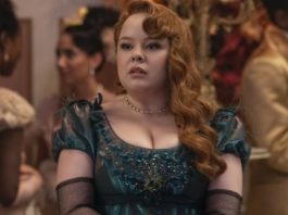"Bridgerton"-Star Nicola Coughlan ist stolz auf ihre "perfekten Brüste". / Source: Laurence Cendrowicz/Netflix