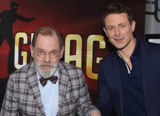 “Gefragt – Gejagt”: Promi-Special in Gedenken an Klaus Otto Nagorsnik Alexander Bommes (re.) ehrt im "Gefragt - Gejagt"-Special den verstorbenen Jäger Klaus Otto Nagorsnik. / Source: imago/Eventpress