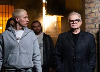 “Zeit, dass sich was dreht”: Charts stehen im Zeichen der Heim-EM $oho Bani und Herbert Grönemeyer haben im Februar eine neue Version von "Zeit, dass sich was dreht" veröffentlicht, die nun im Rahmen der EM ganz oben in den Charts mitspielt. / Source: Sony Music