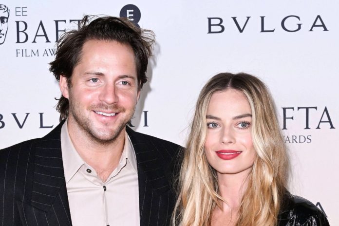 Margot Robbie und Tom Ackerley sind patriotisch, was Snacks betrifft. / Source: IMAGO/Future Image