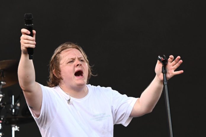 Lewis Capaldi bei seiner Glastonbury-Performance im Juni 2023. / Source: imago/PA Images