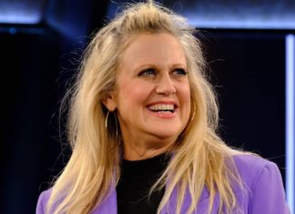 Europawahl: Darum greifen Barbara Schöneberger und Co. zur Zahnbürste Barbara Schöneberger und weitere Promis machen sich für die Europawahl stark. / Source: imago images/Stephan Wallocha