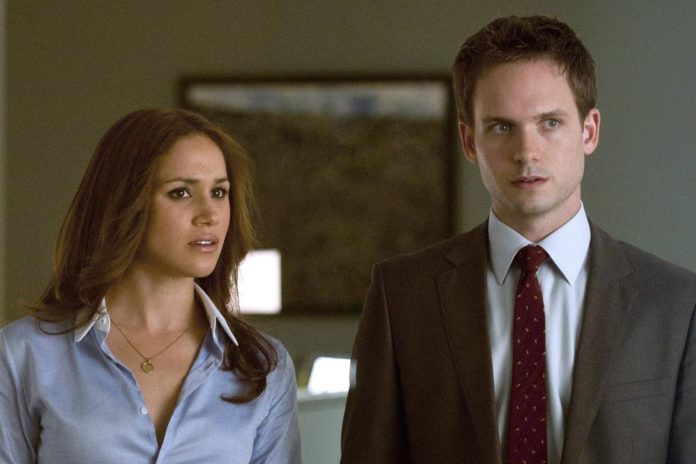 Patrick J. Adams mit Meghan Markle, der heutigen Herzogin von Sussex, in 