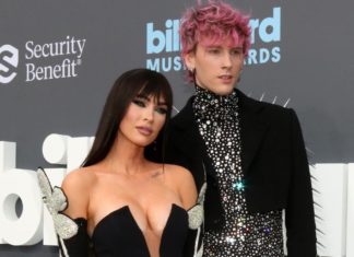 Megan Fox und Machine Gun Kelly strahlen gemeinsam bei Event Megan Fox und Machine Gun Kelly verlobten sich im Januar 2022. / Source: carrie-nelson/ImageCollect