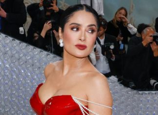 “Zwei Jahrzehnte später”: Fans feiern Salma Hayek für Bikini-Foto Salma Hayek auf der Met Gala 2023 in Los Angeles. / Source: imago/UPI Photo