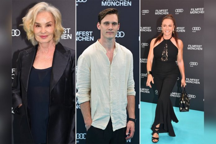 Filmfest München 2024: Jessica Lange (l.), Rick Okon und Christine Neubauer liefen mit vielen weiteren Stars über den roten Teppich der Eröffnungsveranstaltung. / Source: [M] IMAGO/Sven Simon / IMAGO/Spöttel Picture