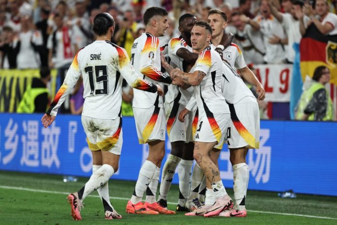 Die Spieler der deutschen Nationalmannschaft jubeln über das 2:0 durch Jamal Musiala. / Source: Qian Jun/MB Media/Getty Images