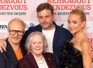“Steckerlfischfiasko”: Zehnter Eberhofer-Film wird endlich gedreht Im Sommer 2023 feierte der Kinofilm "Rehragout-Rendezvous" mit (v.l.) Simon Schwarz, Enzi Fuchs, Sebastian Bezzel und Lisa Maria Potthoff Premiere. / Source: IMAGO/Future Image