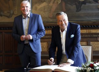 Roland Kaiser in Erfurt: Neben dem Papst im Goldenen Buch Roland Kaiser (re.) mit Erfurts Oberbürgermeister Andreas Bausewein und dem Goldenen Buch der Stadt / Source: imago/pictureteam