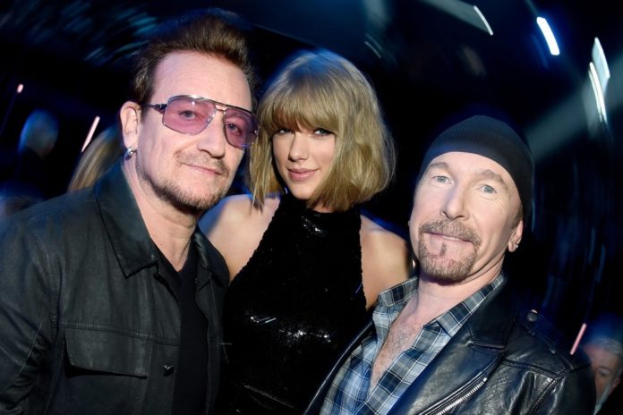 US-Superstar Taylor Swift mit den U2-Mitgliedern Bono (li.) und The Edge im Jahr 2016 bei den iHeartRadio Music Awards. / Source: getty/Kevin Mazur