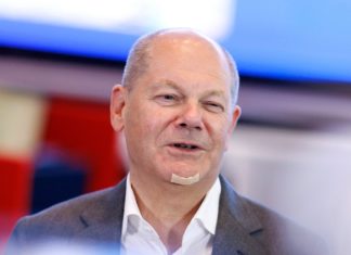 Olaf Scholz besucht Polizeizentrum mit Pflaster im Gesicht Bundeskanzler Scholz am 28. Juni in Neuss. / Source: imago images/Panama Pictures