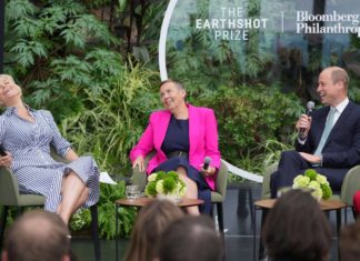 Hannah Waddingham bringt Prinz William zum Lachen Ein bisschen Spaß auf dem Podium: Prinz William mit Schauspielerin Hannah Waddingham (links) und Hannah Jones. / Source: imago/i Images