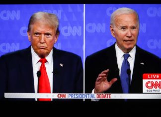 So reagieren die Stars auf das TV-Duell Biden vs. Trump Donald Trump (l.) und Joe Biden duellierten sich via CNN. / Source: imago/SOPA Images